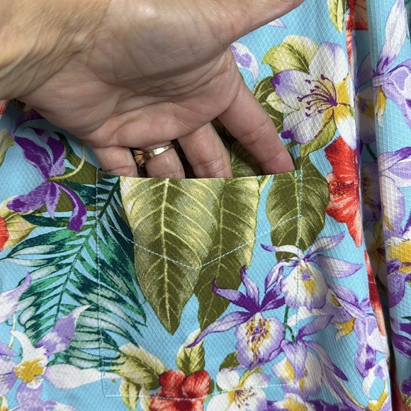(P) Tommy Bahama Tropical Floral Men's Shirt
100% Silk, Size L, New - Picture 4 of 16